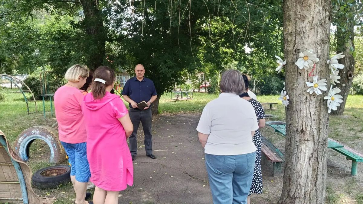 8 июля руководитель Управы Советского внутригородского района Администрации городского округа Макеевка Сергей Савельев провел встречу с населением возле дома № 2А по улице Ломоносова 8 июля руководитель Управы Советского внутригородского района Администрации городского округа Макеевка Сергей Савельев провел встречу с населением возле дома № 2А по улице Ломоносова