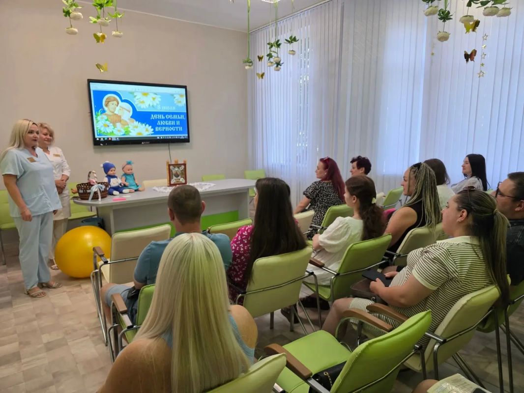 Сегодня, 8 июля, в рамках Всероссийской недели правовой помощи по вопросам защиты интересов семьи в Городском родильном доме города Макеевки прошло трогательное мероприятие для будущих родителей, приуроченное ко Дню семьи... Сегодня, 8 июля, в рамках Всероссийской недели правовой помощи по вопросам защиты интересов семьи в Городском родильном доме города Макеевки прошло трогательное мероприятие для будущих родителей, приуроченное ко Дню семьи...