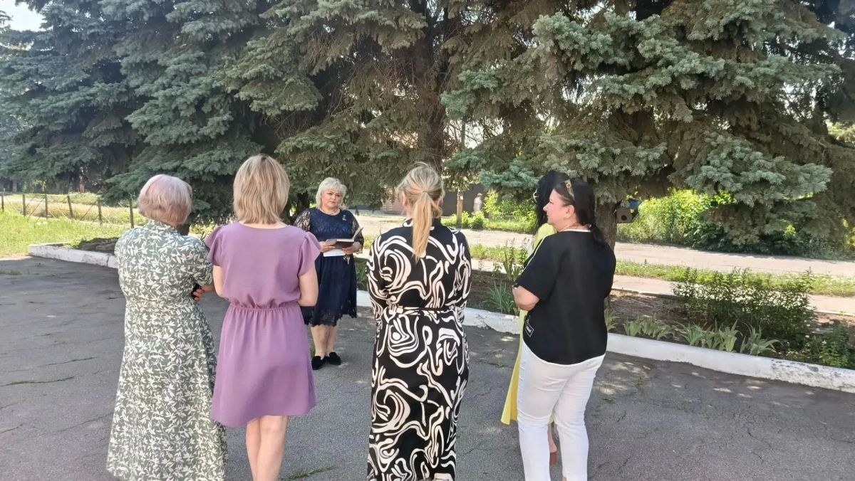 Сегодня, 8 июля, в Советском внутригородском районе депутат Макеевского городского совета первого созыва Оксана Бевцык провела встречу с жителями возле дома № 31 по улице Скнарева Сегодня, 8 июля, в Советском внутригородском районе депутат Макеевского городского совета первого созыва Оксана Бевцык провела встречу с жителями возле дома № 31 по улице Скнарева