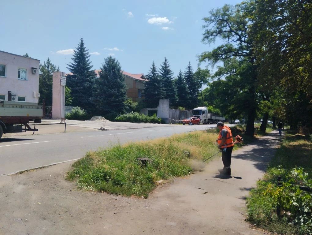 Сегодня, 8 июля, с целью приведения территории в надлежащее санитарное состояние в Кировском внутригородском районе города Макеевки силами Филиала № 3 «Макеевский металлургический завод» ООО «ЮГМК ДОНЕЦК» ведутся работы по... Сегодня, 8 июля, с целью приведения территории в надлежащее санитарное состояние в Кировском внутригородском районе города Макеевки силами Филиала № 3 «Макеевский металлургический завод» ООО «ЮГМК ДОНЕЦК» ведутся работы по...