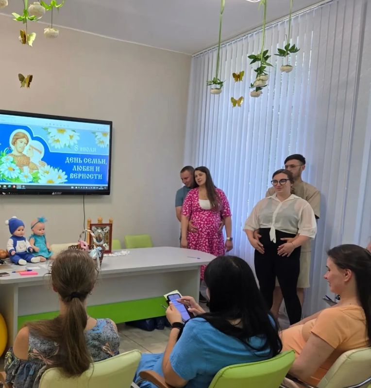 Сегодня, 8 июля, в рамках Всероссийской недели правовой помощи по вопросам защиты интересов семьи в Городском родильном доме города Макеевки прошло трогательное мероприятие для будущих родителей, приуроченное ко Дню семьи... Сегодня, 8 июля, в рамках Всероссийской недели правовой помощи по вопросам защиты интересов семьи в Городском родильном доме города Макеевки прошло трогательное мероприятие для будущих родителей, приуроченное ко Дню семьи...