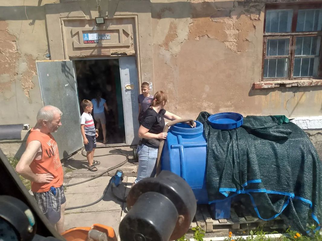 Сегодня, 8 июля, в Кировском внутригородском районе при поддержке региона-шефа Московская область согласно поступившим заявкам произведен подвоз воды для жителей в жилом массиве «Путь Ильича» по ул. Матросова, ул. Руставели... Сегодня, 8 июля, в Кировском внутригородском районе при поддержке региона-шефа Московская область согласно поступившим заявкам произведен подвоз воды для жителей в жилом массиве «Путь Ильича» по ул. Матросова, ул. Руставели...