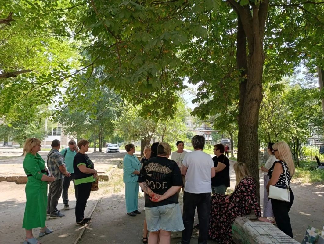 8 июля в Червоногвардейском районе состоялась встреча руководителя Управы Червоногвардейского внутригородского района Администрации городского округа Макеевка Марии Чулаковой с жителями жилого массива Крупской возле дома №... 8 июля в Червоногвардейском районе состоялась встреча руководителя Управы Червоногвардейского внутригородского района Администрации городского округа Макеевка Марии Чулаковой с жителями жилого массива Крупской возле дома №...