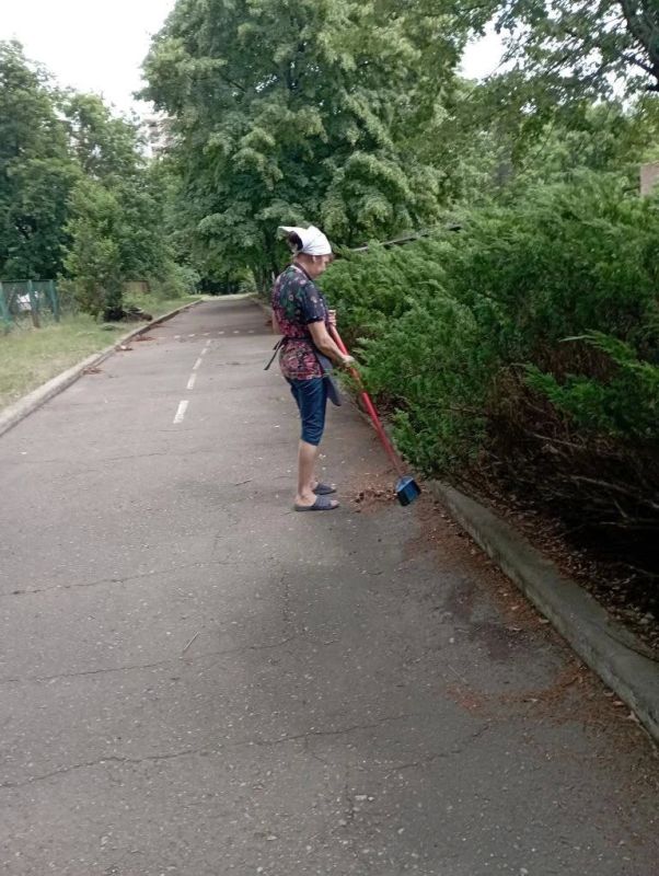 В Горняцком внутригородском районе прошла акция «Чистый четверг» в рамках партийного проекта "Единой России" - "Городская среда, а также в рамках акции «Маленькие добрые дела» В Горняцком внутригородском районе прошла акция «Чистый четверг» в рамках партийного проекта "Единой России" - "Городская среда, а также в рамках акции «Маленькие добрые дела»