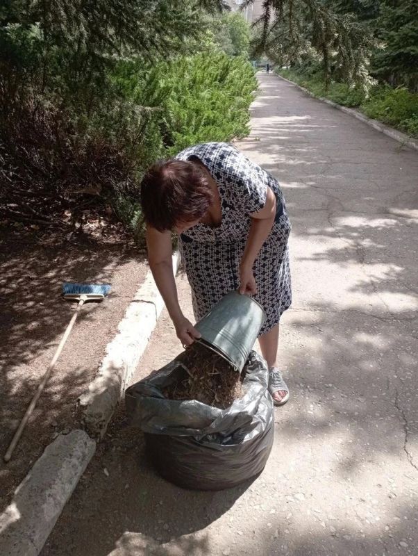 В Горняцком внутригородском районе прошла акция «Чистый четверг» в рамках партийного проекта "Единой России" - "Городская среда, а также в рамках акции «Маленькие добрые дела» В Горняцком внутригородском районе прошла акция «Чистый четверг» в рамках партийного проекта "Единой России" - "Городская среда, а также в рамках акции «Маленькие добрые дела»