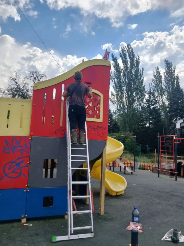 В Горняцком внутригородском районе прошла акция «Чистый четверг» в рамках партийного проекта "Единой России" - "Городская среда, а также в рамках акции «Маленькие добрые дела» В Горняцком внутригородском районе прошла акция «Чистый четверг» в рамках партийного проекта "Единой России" - "Городская среда, а также в рамках акции «Маленькие добрые дела»
