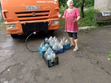 В Кировском внутригородском районе при поддержке региона-шефа Московская область продолжается подвоз воды для жителей домов, в которые в установленный графиком день не поступила вода