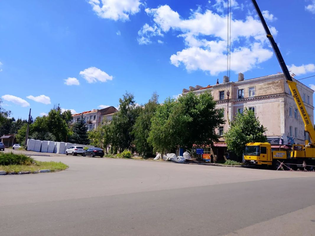 Сегодня, 13 июля, на территории Кировского внутригородского района в рамках мероприятий по восстановлению и ремонту жилого фонда на 2026 год силами подрядной организации продолжаются работы по ремонту кровли жилого дома №... Сегодня, 13 июля, на территории Кировского внутригородского района в рамках мероприятий по восстановлению и ремонту жилого фонда на 2026 год силами подрядной организации продолжаются работы по ремонту кровли жилого дома №...