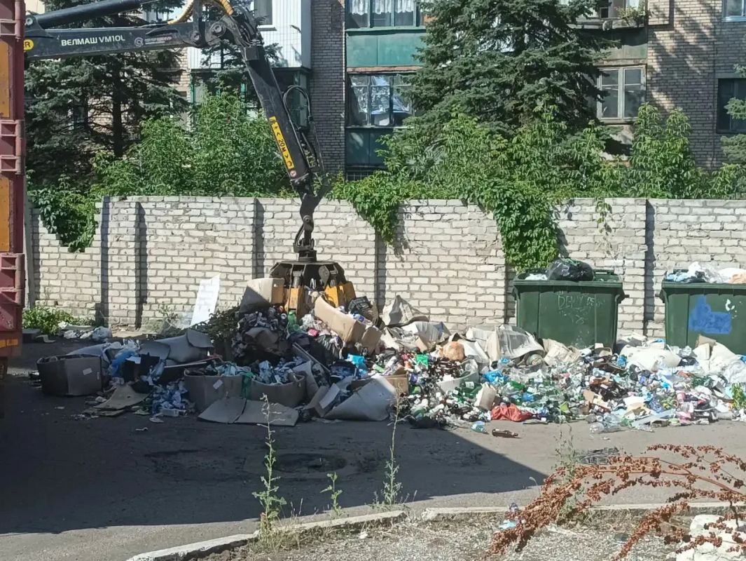 Сотрудники ГУП ДНР «Донснабкомплект» взялись за масштабную уборку несанкционированных накоплений вокруг контейнерных площадок Сотрудники ГУП ДНР «Донснабкомплект» взялись за масштабную уборку несанкционированных накоплений вокруг контейнерных площадок
