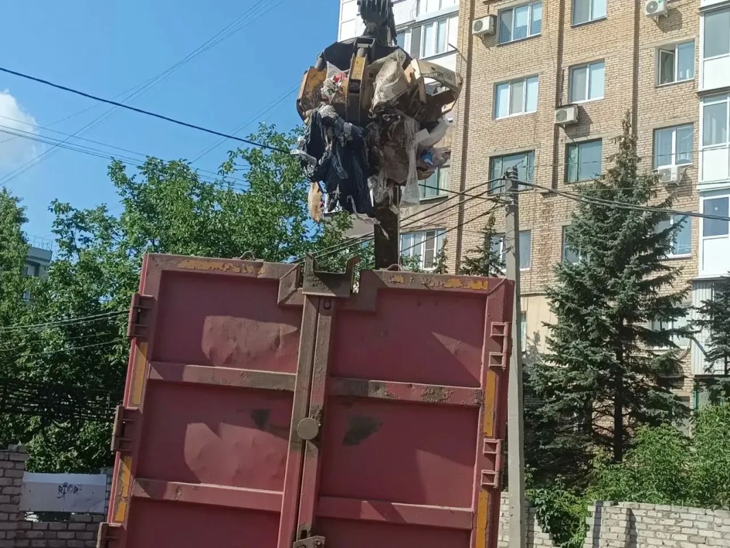 Сотрудники ГУП ДНР «Донснабкомплект» взялись за масштабную уборку несанкционированных накоплений вокруг контейнерных площадок Сотрудники ГУП ДНР «Донснабкомплект» взялись за масштабную уборку несанкционированных накоплений вокруг контейнерных площадок