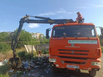 Сотрудники ГУП ДНР «Донснабкомплект» взялись за масштабную уборку несанкционированных накоплений вокруг контейнерных площадок