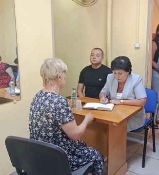 14 июля в Советском внутригородском районе председатель Макеевского городского совета Валентина Харлашка провела встречу с сотрудниками спортивной школы № 3 города Макеевки