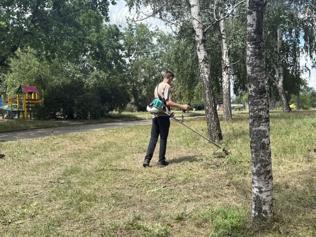 На территории Горняцкого внутригородского района продолжается активная кампания по борьбе с сорной и карантинной растительностью На территории Горняцкого внутригородского района продолжается активная кампания по борьбе с сорной и карантинной растительностью