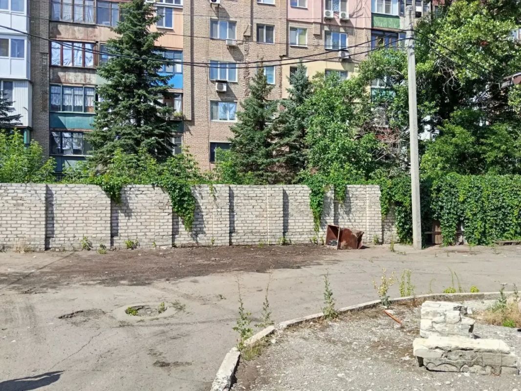 Сотрудники ГУП ДНР «Донснабкомплект» взялись за масштабную уборку несанкционированных накоплений вокруг контейнерных площадок Сотрудники ГУП ДНР «Донснабкомплект» взялись за масштабную уборку несанкционированных накоплений вокруг контейнерных площадок