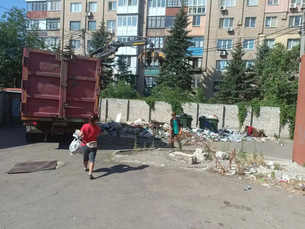 Сотрудники ГУП ДНР «Донснабкомплект» взялись за масштабную уборку несанкционированных накоплений вокруг контейнерных площадок Сотрудники ГУП ДНР «Донснабкомплект» взялись за масштабную уборку несанкционированных накоплений вокруг контейнерных площадок