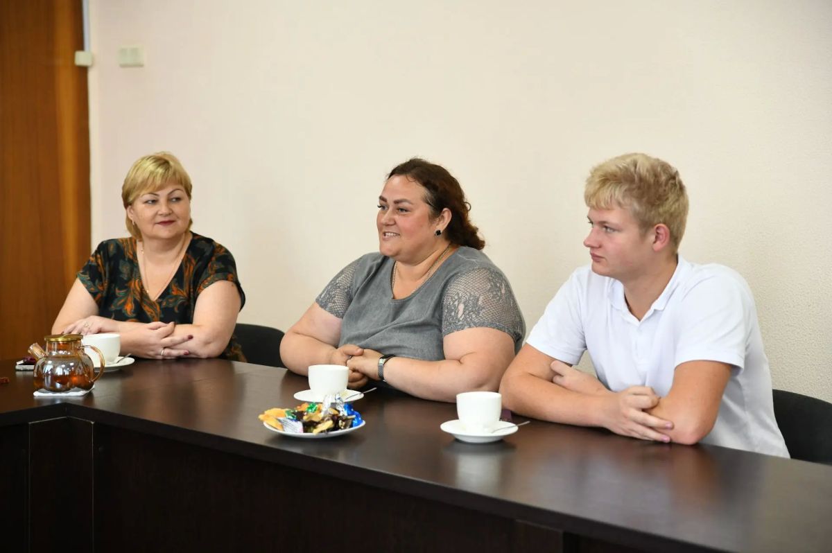 Сегодня за чашкой чая, в тёплой, душевной обстановке встретилась с семьёй Перковых-Андреевых Сегодня за чашкой чая, в тёплой, душевной обстановке встретилась с семьёй Перковых-Андреевых