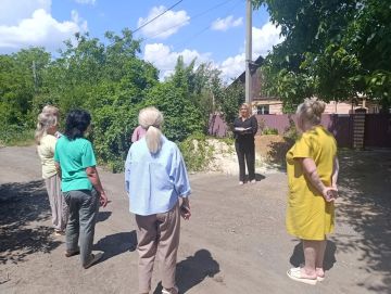 Сегодня, 15 июля лидер общественного мнения Анна Первий провела встречу с жителями жилого массива Карла Маркса возле дома № 16 по улице Арзамасской