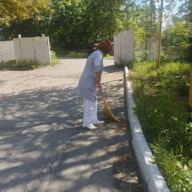 В Горняцком внутригородском районе прошла акция «Чистый четверг» в рамках партийного проекта "Единой России" - "Городская среда» В Горняцком внутригородском районе прошла акция «Чистый четверг» в рамках партийного проекта "Единой России" - "Городская среда»