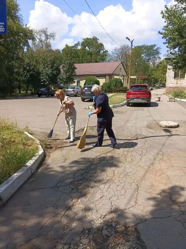 В Горняцком внутригородском районе прошла акция «Чистый четверг» в рамках партийного проекта "Единой России" - "Городская среда» В Горняцком внутригородском районе прошла акция «Чистый четверг» в рамках партийного проекта "Единой России" - "Городская среда»