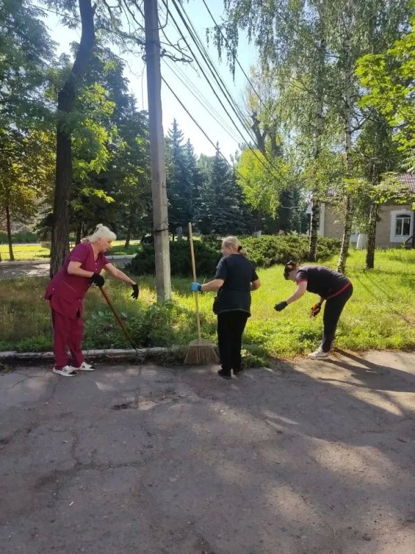 В Горняцком внутригородском районе прошла акция «Чистый четверг» в рамках партийного проекта "Единой России" - "Городская среда» В Горняцком внутригородском районе прошла акция «Чистый четверг» в рамках партийного проекта "Единой России" - "Городская среда»