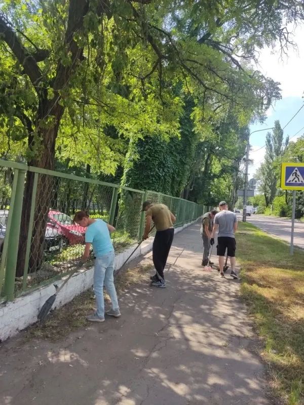 В Горняцком внутригородском районе прошла акция «Чистый четверг» в рамках партийного проекта "Единой России" - "Городская среда» В Горняцком внутригородском районе прошла акция «Чистый четверг» в рамках партийного проекта "Единой России" - "Городская среда»