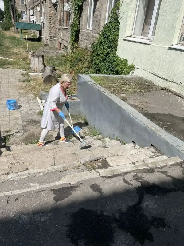 В Горняцком внутригородском районе прошла акция «Чистый четверг» в рамках партийного проекта "Единой России" - "Городская среда» В Горняцком внутригородском районе прошла акция «Чистый четверг» в рамках партийного проекта "Единой России" - "Городская среда»