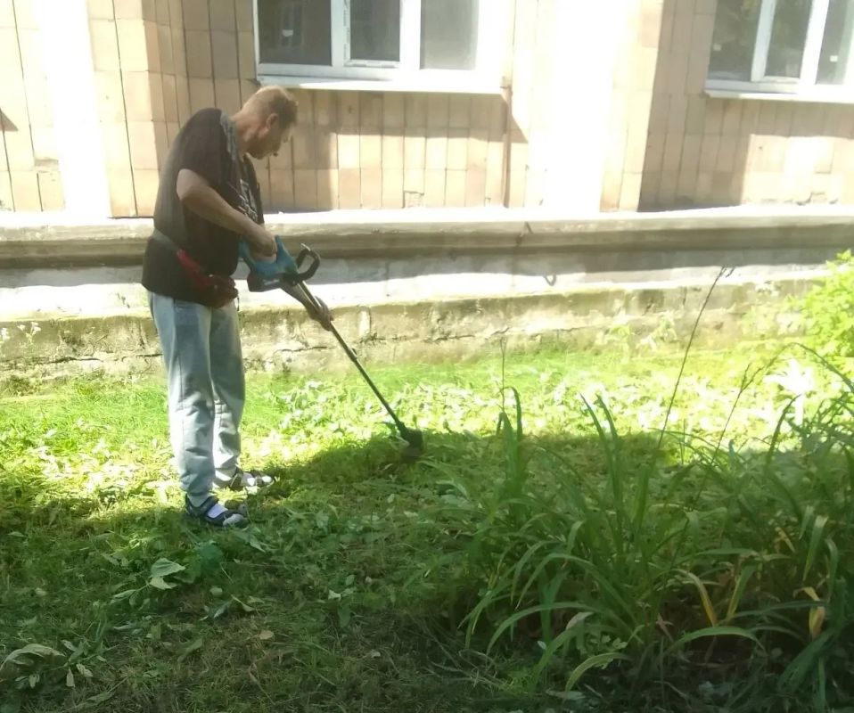 С целью приведения территории в надлежащее санитарное состояние сотрудниками Государственного бюджетного профессионального образовательного учреждения «Макеевский транспортно-технологический колледж» проведены работы по... С целью приведения территории в надлежащее санитарное состояние сотрудниками Государственного бюджетного профессионального образовательного учреждения «Макеевский транспортно-технологический колледж» проведены работы по...