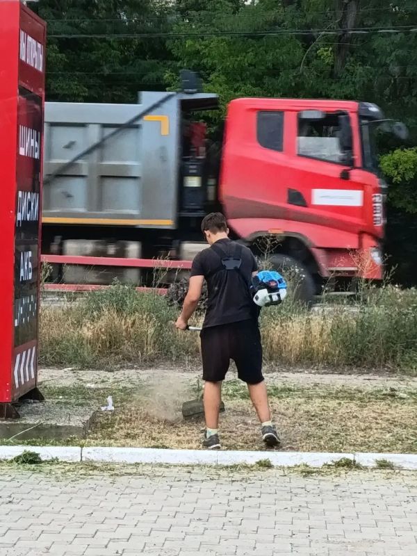 На территории Горняцкого внутригородского района продолжается активная кампания по борьбе с сорной и карантинной растительностью На территории Горняцкого внутригородского района продолжается активная кампания по борьбе с сорной и карантинной растительностью