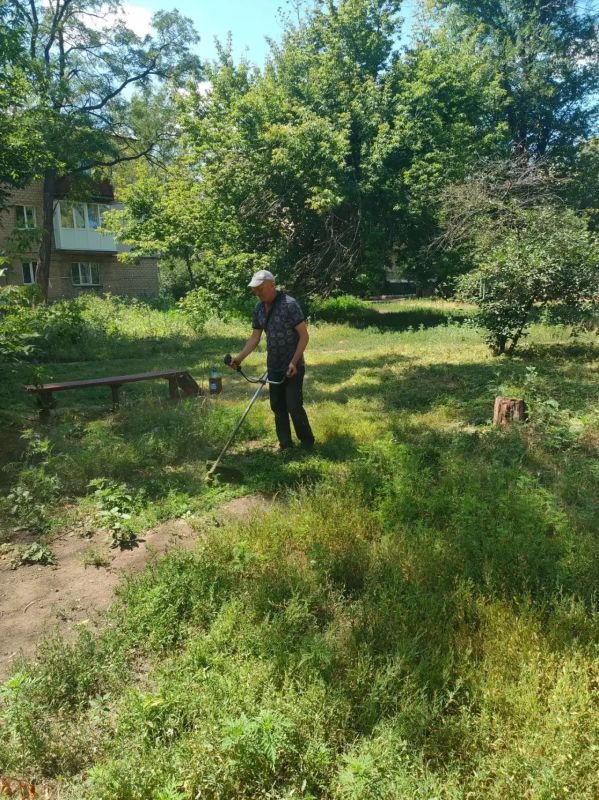 На территории Горняцкого внутригородского района продолжается активная кампания по борьбе с сорной и карантинной растительностью На территории Горняцкого внутригородского района продолжается активная кампания по борьбе с сорной и карантинной растительностью