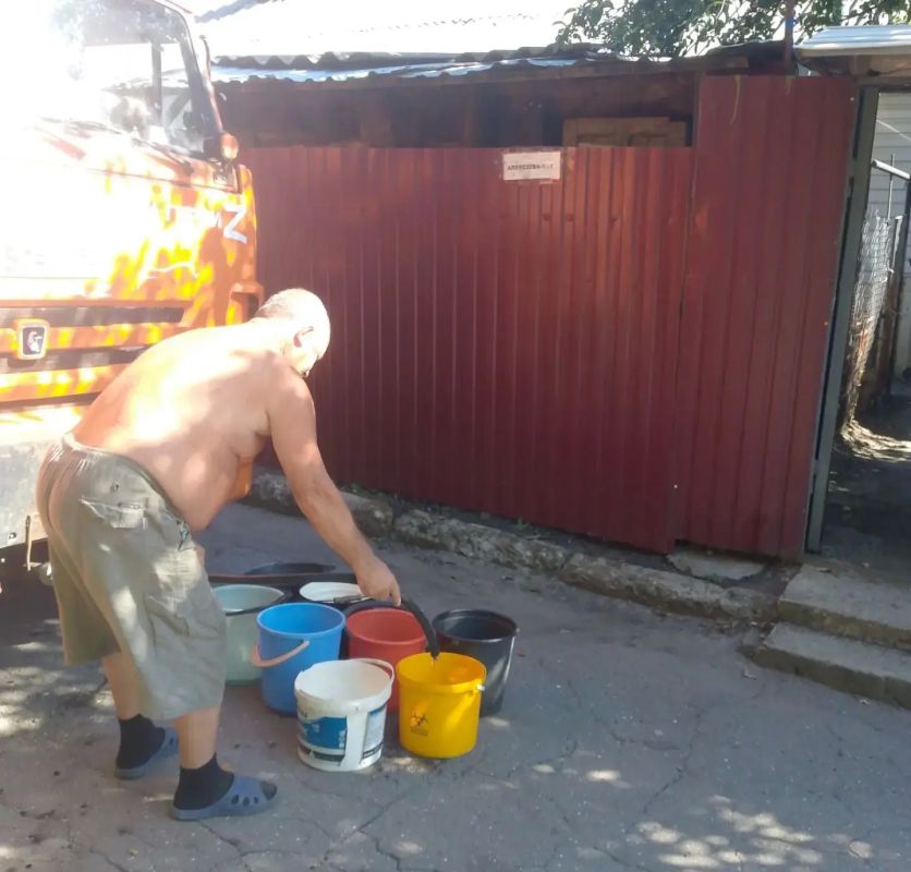 Сегодня, 20 июля, в Кировском внутригородском районе при поддержке региона-шефа Московская область согласно поступившим заявкам произведен подвоз воды для жителей жилого массива «Путь Ильича» по ул. Кальмана, Алексеева... Сегодня, 20 июля, в Кировском внутригородском районе при поддержке региона-шефа Московская область согласно поступившим заявкам произведен подвоз воды для жителей жилого массива «Путь Ильича» по ул. Кальмана, Алексеева...