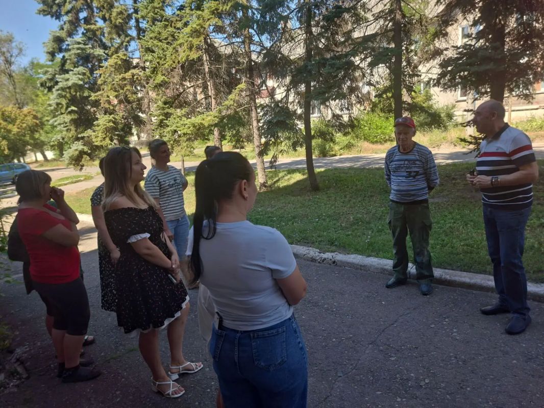По поручению Главы ДНР Дениса Пушилина, в Кировском внутригородском районе продолжаются встречи с населением на подведомственной территории По поручению Главы ДНР Дениса Пушилина, в Кировском внутригородском районе продолжаются встречи с населением на подведомственной территории