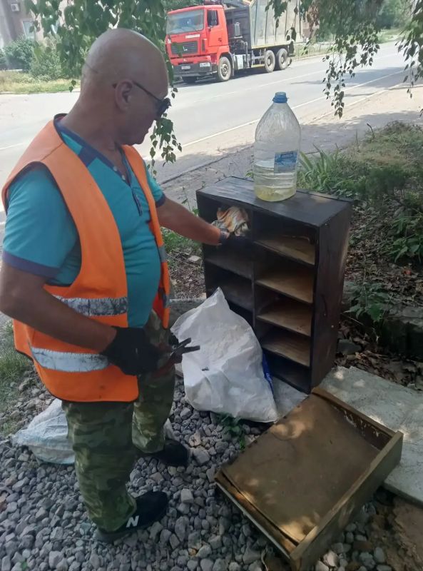 Специалистами МУП АГМ «Перспектива» проводится работа по сбору мусора Специалистами МУП АГМ «Перспектива» проводится работа по сбору мусора