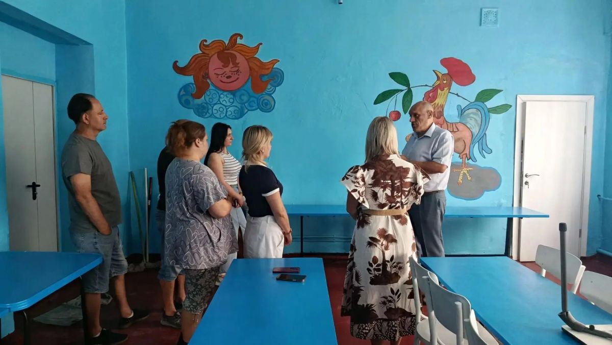 21 июля депутат Макеевского городского совета Донецкой Народной Республики первого созыва Олег Венжега провел очередную встречу с жителями Советского внутригородского района городского округа Макеевка возле дома № 33 по ул.... 21 июля депутат Макеевского городского совета Донецкой Народной Республики первого созыва Олег Венжега провел очередную встречу с жителями Советского внутригородского района городского округа Макеевка возле дома № 33 по ул....