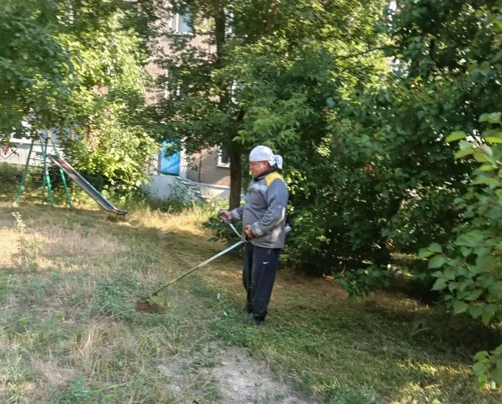 Сегодня, 21 июля, с целью приведения территории в надлежащее санитарное состояние в Кировском внутригородском районе города Макеевки силами Макеевского филиала УНКО «Единый региональный фонд по управлению многоквартирными... Сегодня, 21 июля, с целью приведения территории в надлежащее санитарное состояние в Кировском внутригородском районе города Макеевки силами Макеевского филиала УНКО «Единый региональный фонд по управлению многоквартирными...