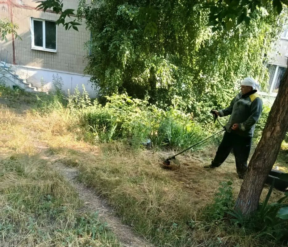 Сегодня, 21 июля, с целью приведения территории в надлежащее санитарное состояние в Кировском внутригородском районе города Макеевки силами Макеевского филиала УНКО «Единый региональный фонд по управлению многоквартирными... Сегодня, 21 июля, с целью приведения территории в надлежащее санитарное состояние в Кировском внутригородском районе города Макеевки силами Макеевского филиала УНКО «Единый региональный фонд по управлению многоквартирными...