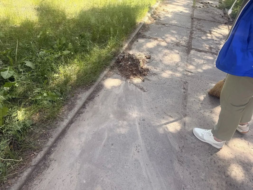Сегодня, 22 июля, в рамках акции «Маленькие добрые дела», силами сотрудников Управы Кировского внутригородского района Администрации городского округа Макеевка Донецкой Народной Республики, был проведен субботник на... Сегодня, 22 июля, в рамках акции «Маленькие добрые дела», силами сотрудников Управы Кировского внутригородского района Администрации городского округа Макеевка Донецкой Народной Республики, был проведен субботник на...
