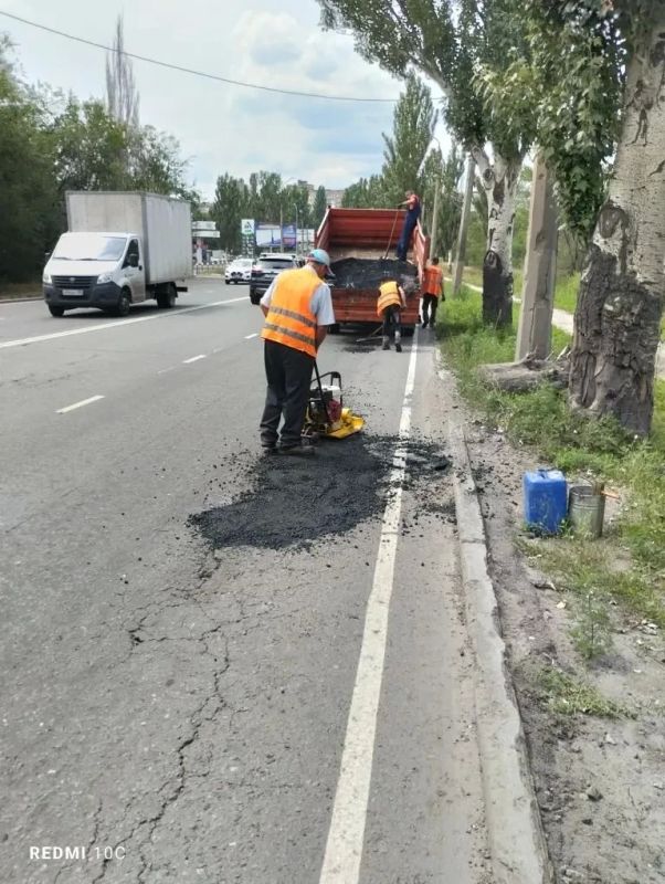 Специалистами МУП АГМ «Перспектива» проводится ямочный ремонт дорожного покрытия Специалистами МУП АГМ «Перспектива» проводится ямочный ремонт дорожного покрытия