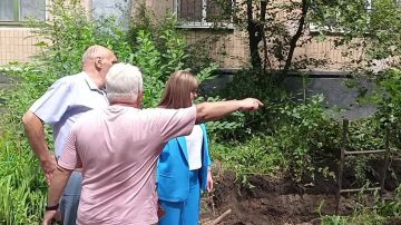 После завершения прямого эфира совместно с руководителем макеевского филиала ГУП ДНР «Вода Донбасса» Олегом Венжегой выехали в микрорайон Зелёный, дома 50-51, чтобы лично проверить ход выполнения работ по замене...