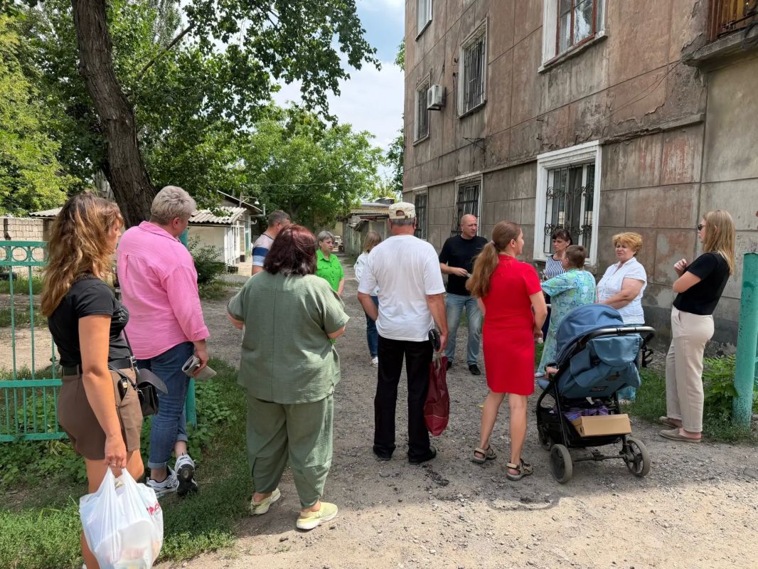 Во исполнение поручения Главы Республики Дениса Пушилина, 23 июля, заместитель главы Администрации городского округа Макеевка Евгений Марченко провел встречу с жителями Кировского района на подведомственной территории по ул.... Во исполнение поручения Главы Республики Дениса Пушилина, 23 июля, заместитель главы Администрации городского округа Макеевка Евгений Марченко провел встречу с жителями Кировского района на подведомственной территории по ул....