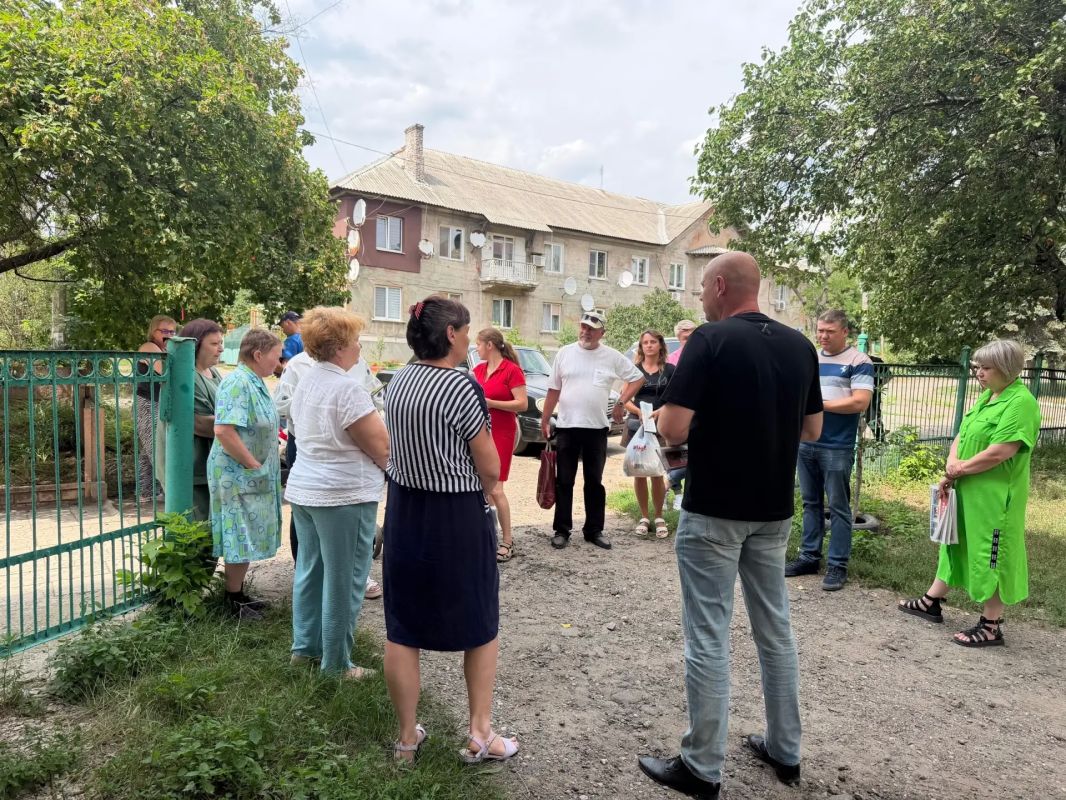 Во исполнение поручения Главы Республики Дениса Пушилина, 23 июля, заместитель главы Администрации городского округа Макеевка Евгений Марченко провел встречу с жителями Кировского района на подведомственной территории по ул.... Во исполнение поручения Главы Республики Дениса Пушилина, 23 июля, заместитель главы Администрации городского округа Макеевка Евгений Марченко провел встречу с жителями Кировского района на подведомственной территории по ул....