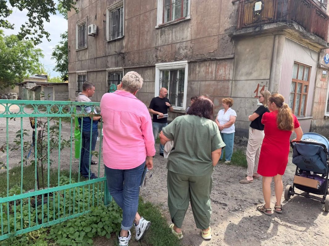 Во исполнение поручения Главы Республики Дениса Пушилина, 23 июля, заместитель главы Администрации городского округа Макеевка Евгений Марченко провел встречу с жителями Кировского района на подведомственной территории по ул.... Во исполнение поручения Главы Республики Дениса Пушилина, 23 июля, заместитель главы Администрации городского округа Макеевка Евгений Марченко провел встречу с жителями Кировского района на подведомственной территории по ул....