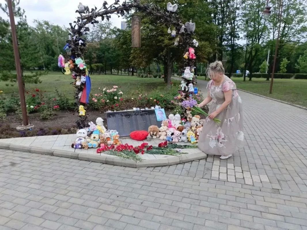 Сегодня, 27 июля 2026 года сотрудники Государственного бюджетного учреждения социального обслуживания «Центр социального обслуживания населения Червоногвардейского района города Макеевки» сотрудники отдали дань уважения... Сегодня, 27 июля 2026 года сотрудники Государственного бюджетного учреждения социального обслуживания «Центр социального обслуживания населения Червоногвардейского района города Макеевки» сотрудники отдали дань уважения...
