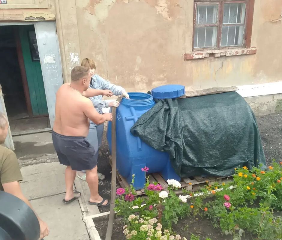 Сегодня, 29 июля, в Кировском внутригородском районе при поддержке региона-шефа Московская область согласно поступившим заявкам произведен подвоз воды для жителей в жилом массиве «Путь Ильича» по ул. Матросова, ул.... Сегодня, 29 июля, в Кировском внутригородском районе при поддержке региона-шефа Московская область согласно поступившим заявкам произведен подвоз воды для жителей в жилом массиве «Путь Ильича» по ул. Матросова, ул....