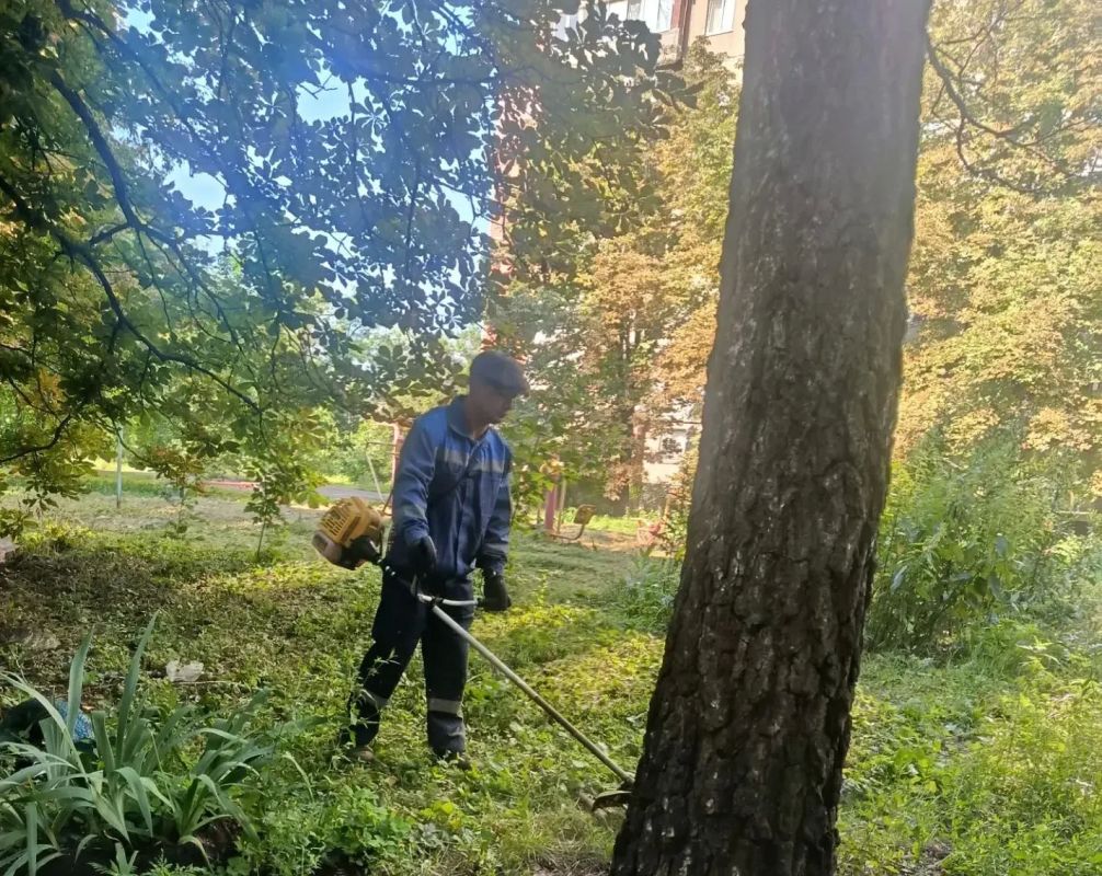 Сегодня, 30 июля, с целью приведения территории в надлежащее санитарное состояние в Кировском внутригородском районе города Макеевки силами Макеевского филиала НКО «ЕДИНЫЙ РЕГИОНАЛЬНЫЙ ФОНД ПО УПРАВЛЕНИЮ МНОГОКВАРТИРНЫМИ... Сегодня, 30 июля, с целью приведения территории в надлежащее санитарное состояние в Кировском внутригородском районе города Макеевки силами Макеевского филиала НКО «ЕДИНЫЙ РЕГИОНАЛЬНЫЙ ФОНД ПО УПРАВЛЕНИЮ МНОГОКВАРТИРНЫМИ...