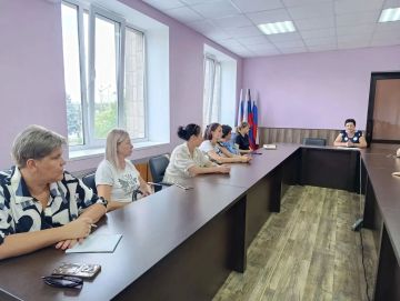 Сегодня, 31 июля руководитель Управы Червоногвардейского внутригородского района Администрации городского округа Макеевка Мария Чулакова провела собрание секретарей первичных общественных организаций местного отделения...