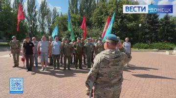 В Макеевке в честь Дня ВДВ возложили цветы к памятнику погибшим воинам-интернационалистам