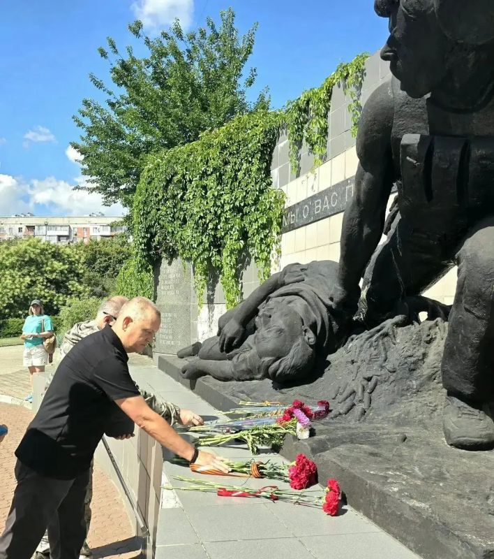 Дмитрий Огилец и Макеевская городская организация «Российский союз ветеранов Афганистана и специальных военных операций» провели торжественное мероприятие, посвященное Дню Воздушно-десантных войск, у памятника погибшим... Дмитрий Огилец и Макеевская городская организация «Российский союз ветеранов Афганистана и специальных военных операций» провели торжественное мероприятие, посвященное Дню Воздушно-десантных войск, у памятника погибшим...