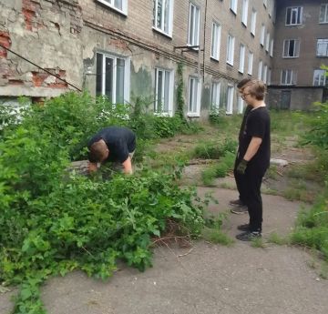 С целью приведения территории в надлежащее санитарное состояние, сотрудниками и учащимися Государственного бюджетного профессионального образовательного учреждения «Макеевский транспортно-технологический колледж» проведены...