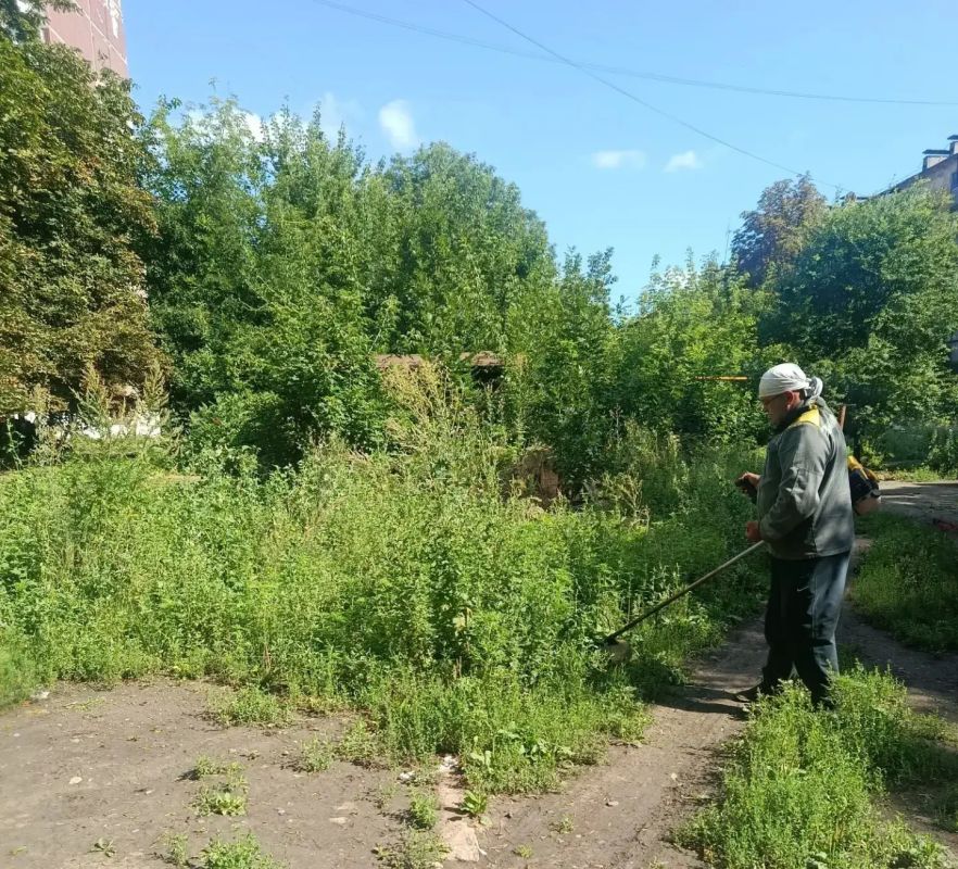31 июля, с целью приведения территории в надлежащее санитарное состояние в Кировском внутригородском районе города Макеевки силами Макеевского филиала НКО «ЕДИНЫЙ РЕГИОНАЛЬНЫЙ ФОНД ПО УПРАВЛЕНИЮ МНОГОКВАРТИРНЫМИ ДОМАМИ НА... 31 июля, с целью приведения территории в надлежащее санитарное состояние в Кировском внутригородском районе города Макеевки силами Макеевского филиала НКО «ЕДИНЫЙ РЕГИОНАЛЬНЫЙ ФОНД ПО УПРАВЛЕНИЮ МНОГОКВАРТИРНЫМИ ДОМАМИ НА...