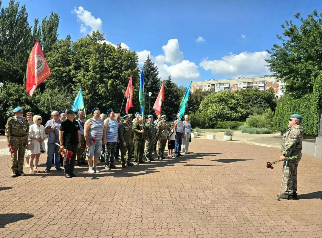 Дмитрий Огилец и Макеевская городская организация «Российский союз ветеранов Афганистана и специальных военных операций» провели торжественное мероприятие, посвященное Дню Воздушно-десантных войск, у памятника погибшим... Дмитрий Огилец и Макеевская городская организация «Российский союз ветеранов Афганистана и специальных военных операций» провели торжественное мероприятие, посвященное Дню Воздушно-десантных войск, у памятника погибшим...